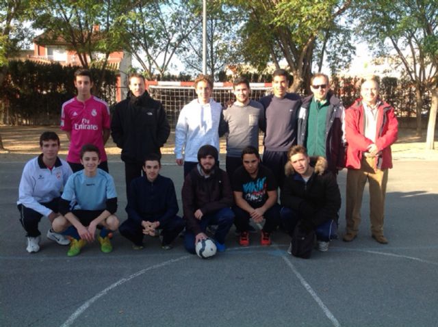 Los estudiantes del IES Salvador Sandoval torreño honran a su patrón con una jornada repleta de actividades - 3, Foto 3