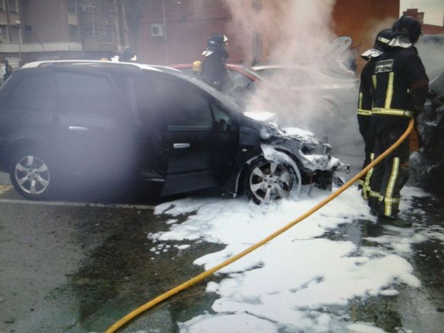 Arde un turismo en el aparcamiento del Cenit - 1, Foto 1