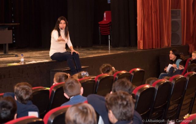 La escritora de cuentos infantiles, Raquel López se encuentra con su público - 1, Foto 1