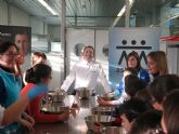 Taller de cocina en el CCT para niños de la Asociación Asteamur