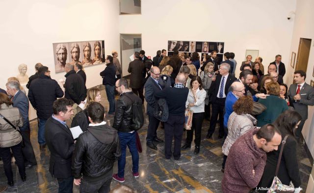 Inaugurada la exposición de Capuz, A Divinis, en el Museo del Teatro Romano - 2, Foto 2