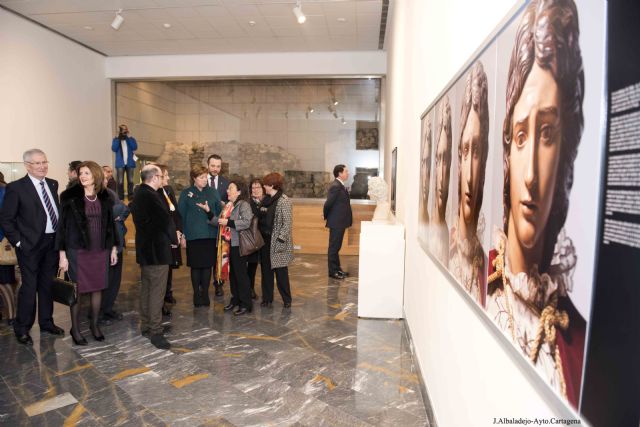 Inaugurada la exposición de Capuz, A Divinis, en el Museo del Teatro Romano - 4, Foto 4