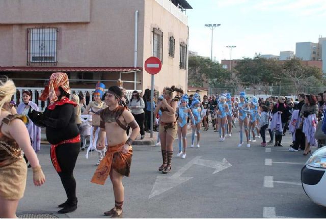 Los vecinos de la barriada Virgen de la Caridad se vistieron de Carnaval - 1, Foto 1