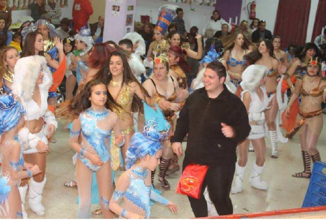 Los vecinos de la barriada Virgen de la Caridad se vistieron de Carnaval - 4, Foto 4