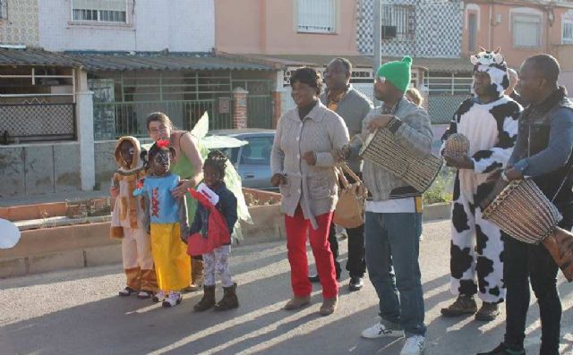 Los vecinos de la barriada Virgen de la Caridad se vistieron de Carnaval - 5, Foto 5