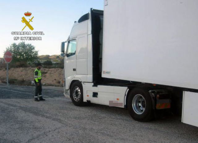 La Guardia Civil intercepta a un camionero conduciendo bajo los efectos de la cocaína y con el tacógrafo manipulado - 1, Foto 1