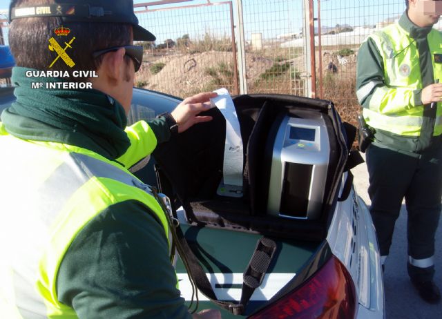 La Guardia Civil intercepta a un camionero conduciendo bajo los efectos de la cocaína y con el tacógrafo manipulado - 2, Foto 2