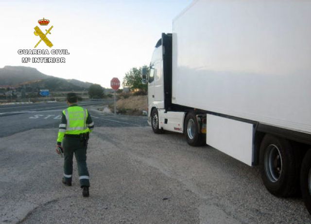 La Guardia Civil intercepta a un camionero conduciendo bajo los efectos de la cocaína y con el tacógrafo manipulado - 3, Foto 3