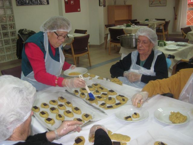 Los mayores de los centros de día elaboran monas para la Semana Santa - 2, Foto 2