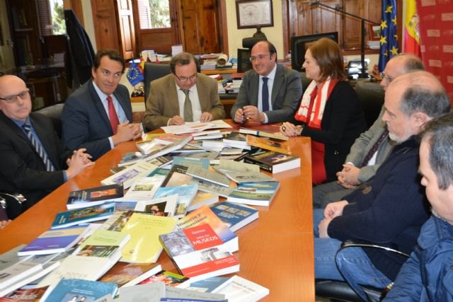 Cultura recibe de la Universidad de Murcia 50 lotes de cien libros para distribuir por las bibliotecas de la Región - 1, Foto 1