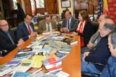 Cultura recibe de la Universidad de Murcia 50 lotes de cien libros para distribuir por las bibliotecas de la Regin