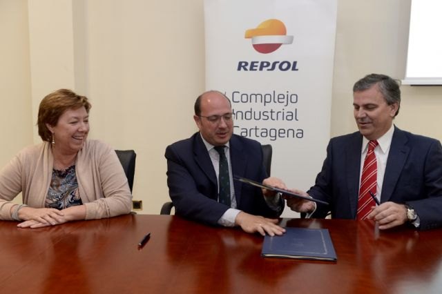 Pedro Antonio Sánchez afirma que el sistema de FP de la Región forma técnicos para las empresas más importantes e innovadoras como Repsol - 2, Foto 2