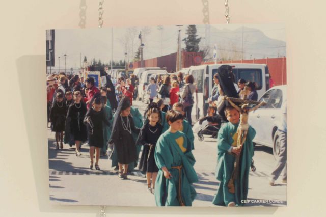 Una exposición de fotografía recoge estos días como viven los niño y niñas de Jumilla la Semana Santa - 1, Foto 1