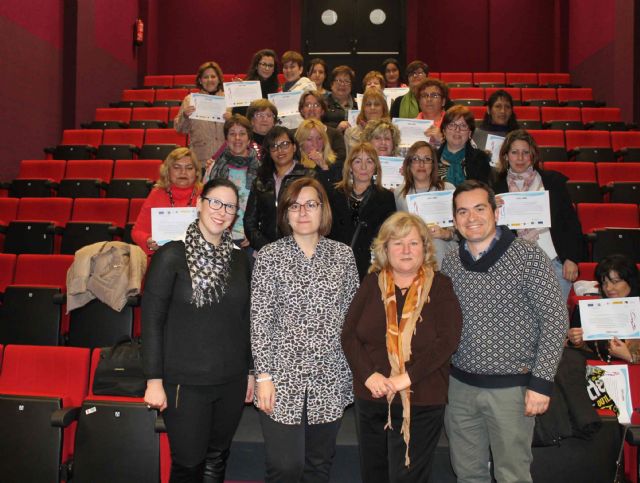 Más de una treintena de mujeres han finalizado con éxito los dos cursos desarrollados por Igualdad y la Asociación Agua y Tierra - 1, Foto 1