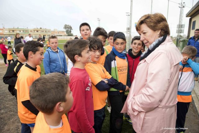 La alcaldesa visitó el campo de césped artificial de Los Belones - 1, Foto 1