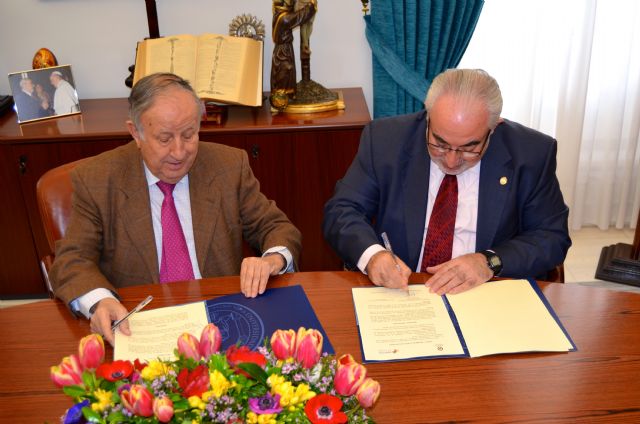 Diego Lorenzo, Presidente del Consejo de Administración de Hospital La Vega y José Luis Mendoza, Presidente de la UCAM en el momento de la firma esta mañana, Foto 1