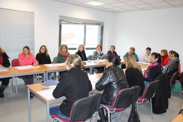 Igualdad y COAG impulsan tres talleres de labores y artesanía típica de Jumilla - 1, Foto 1