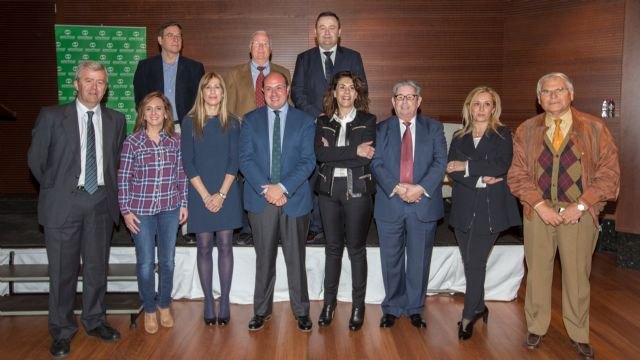 Pedro Antonio Sánchez destaca la incorporación de universitarios y técnicos de FP como clave del desarrollo de las empresas familiares - 1, Foto 1