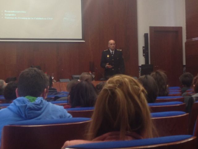 El Jefe Superior de Policía y el Decano de la Facultad de Derecho clausuran las I Jornadas sobre el Atestado Policial, celebradas en la UMU - 2, Foto 2