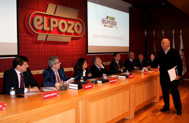 Más de 200 ganaderos se reúnen en ElPozo para debatir sobre la situación del sector porcino - 1, Foto 1