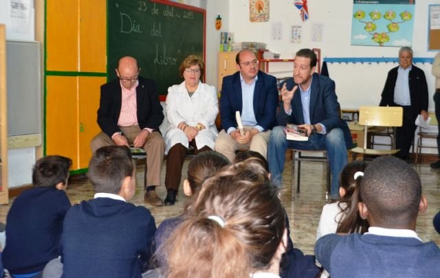 Pedro Antonio Sánchez destaca el esfuerzo de todos los colegios para hacer planes lectores como base del éxito escolar de los alumnos - 1, Foto 1