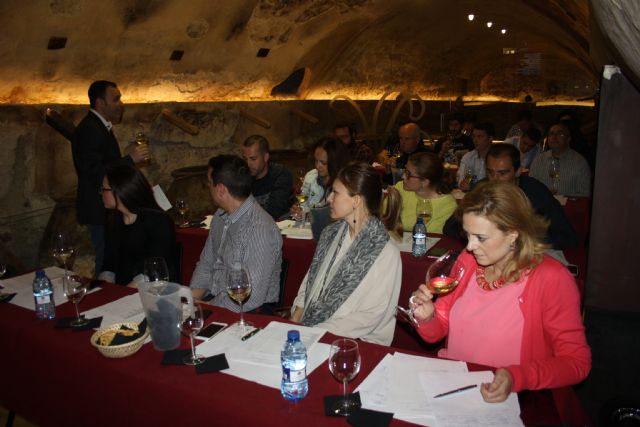 Pedro Martínez descubre las 'sensaciones mágicas' de la burbuja en la Escuela del Vino - 1, Foto 1