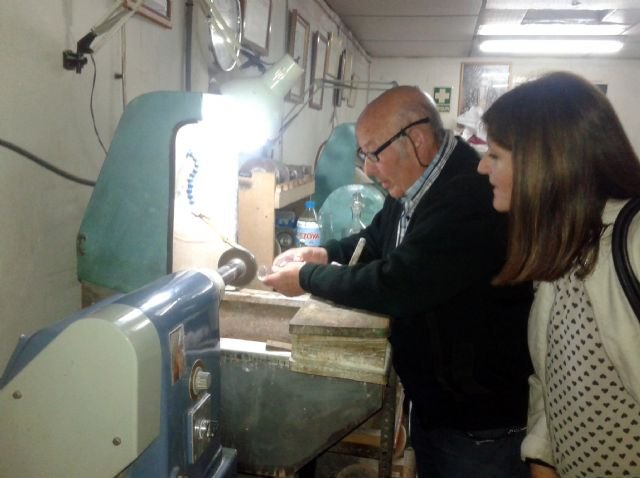 La directora general de Artesanía visita el taller del especialista en el tallado de vidrio Pepe Reina - 1, Foto 1