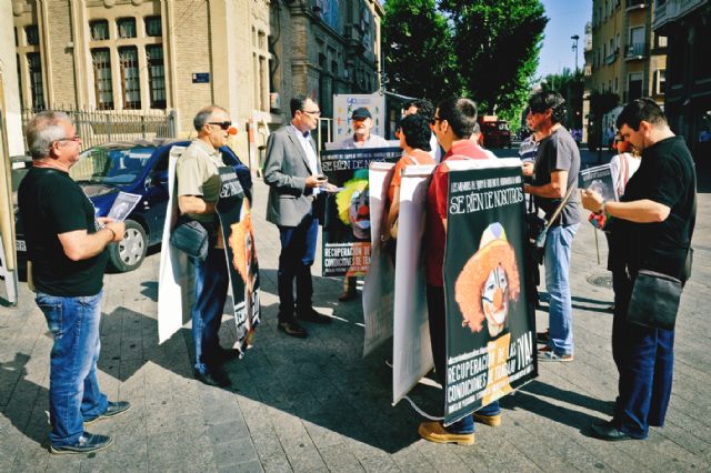 'Hombres anuncio' recorren las calles de la ciudad informando a los ciudadanos sobre la campaña 'Se ríen de nosotros' - 1, Foto 1