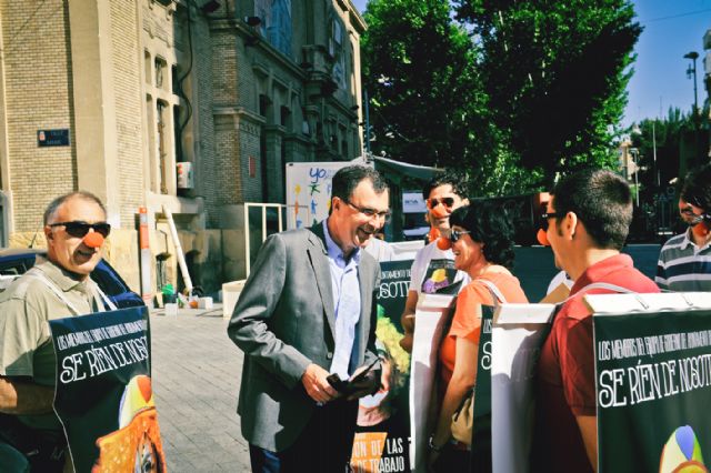 'Hombres anuncio' recorren las calles de la ciudad informando a los ciudadanos sobre la campaña 'Se ríen de nosotros' - 2, Foto 2