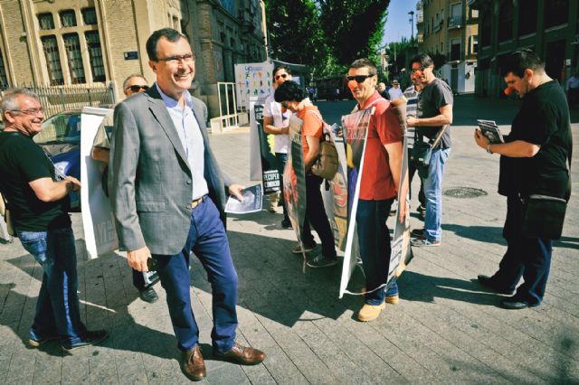 'Hombres anuncio' recorren las calles de la ciudad informando a los ciudadanos sobre la campaña 'Se ríen de nosotros' - 3, Foto 3