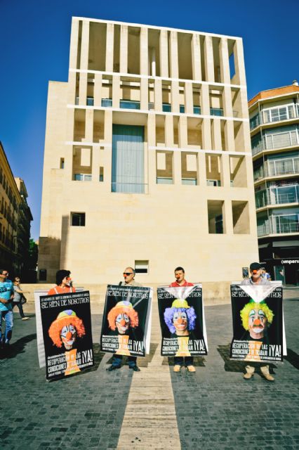 'Hombres anuncio' recorren las calles de la ciudad informando a los ciudadanos sobre la campaña 'Se ríen de nosotros' - 4, Foto 4