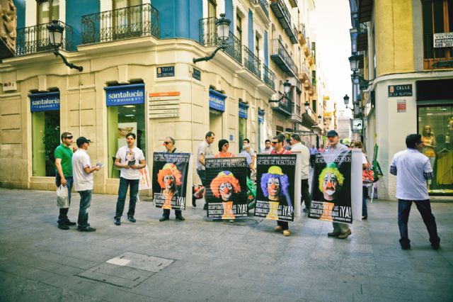 'Hombres anuncio' recorren las calles de la ciudad informando a los ciudadanos sobre la campaña 'Se ríen de nosotros' - 5, Foto 5