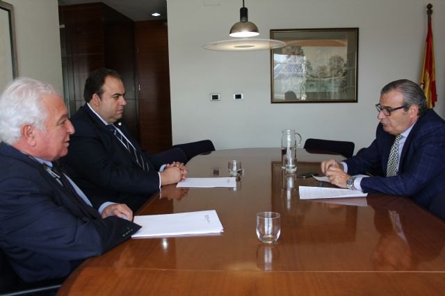 Reunión del consejero de Economía y Hacienda con los responsables de la Cámara de Comercio de Lorca - 1, Foto 1