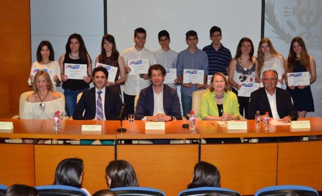 Juan Carlos Ruiz anima a los ganadores de los Premios de Investigación del colegio Santa María de la Paz a seguir cultivando su talento científico - 1, Foto 1