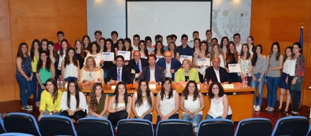 Juan Carlos Ruiz anima a los ganadores de los Premios de Investigación del colegio Santa María de la Paz a seguir cultivando su talento científico - 2, Foto 2