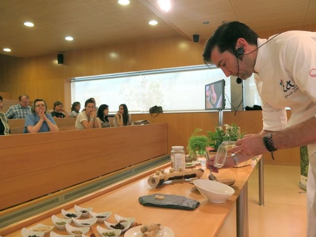 El CCT acoge un taller sobre el beneficio y las aplicaciones que tienen las plantas aromáticas y medicinales de la Región en la gastronomía - 1, Foto 1