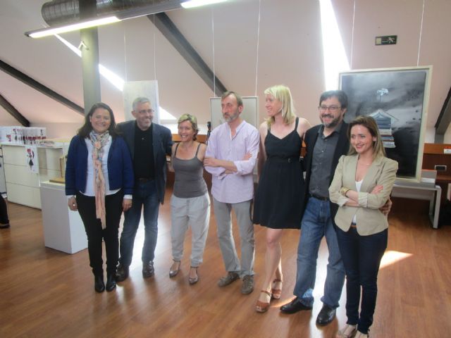 Diez pintores ofrecen su visión de la lectura para celebrar el X aniversario de la biblioteca Río Segura - 2, Foto 2