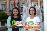 Cambiemos Murcia se merienda a los chorizos frente al Ayuntamiento