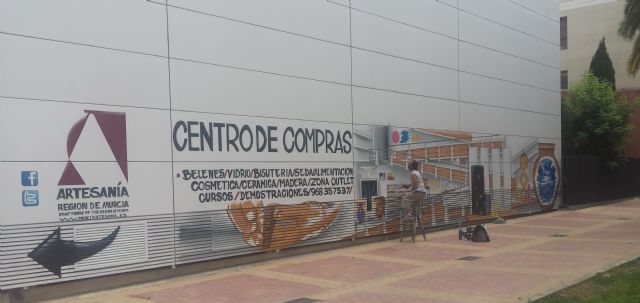 Un graffiti decora el exterior del Centro Regional de Artesanía de Murcia - 1, Foto 1