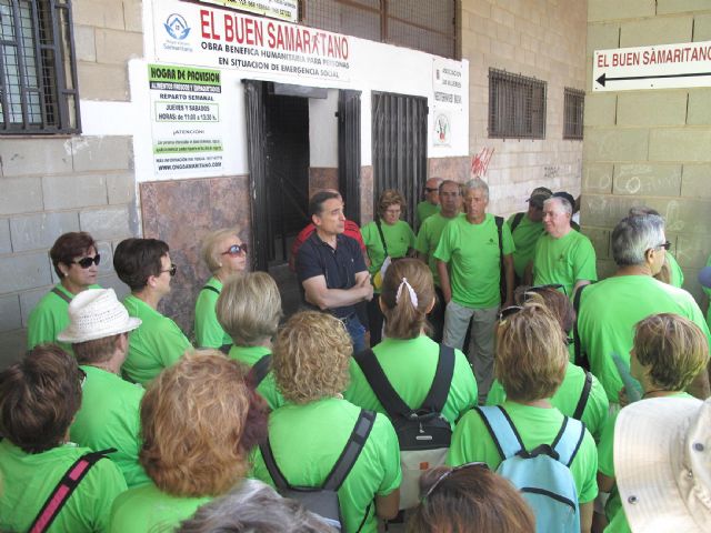 El programa municipal de senderismo se despide entregando alimentos al Buen Samaritano - 1, Foto 1