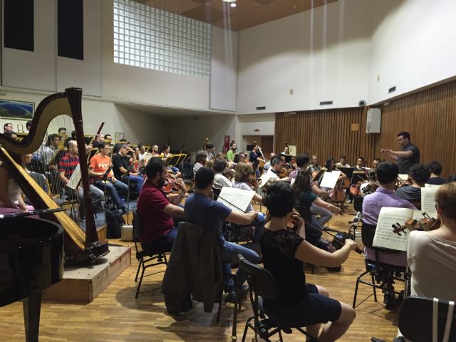 La Orquesta Sinfónica de la Región de Murcia interpreta obras de Stravinsky y Tchaikovsky en el Auditorio Municipal de Almoradí - 1, Foto 1