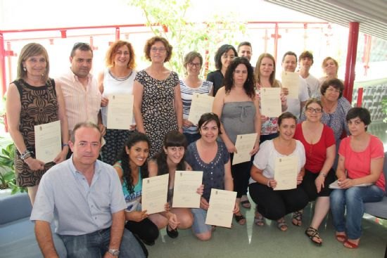 La alcaldesa entrega los diplomas a los alumnos del curso de atención a personas dependientes - 1, Foto 1