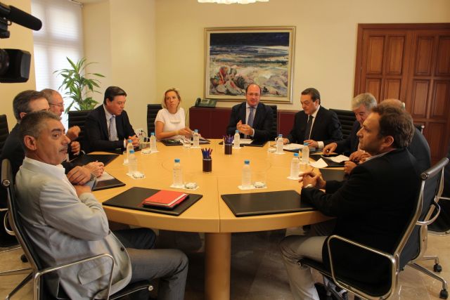 El presidente de la Comunidad acuerda con el sector agrario y regantes la constitución de una mesa de seguimiento del decreto de sequía - 2, Foto 2