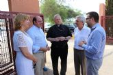 Mons. Lorca y Pedro Antonio Snchez visitan uno de los campamentos de Critas