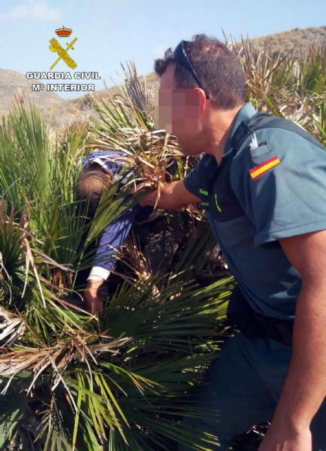 La Guardia Civil intercepta a ocho inmigrantes irregulares que pretendían llegar a la costa de la Región en patera - 1, Foto 1