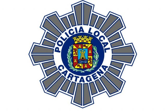 La Policía Local de Cartagena rescató a tres personas de un incendio en La Azohía - 1, Foto 1
