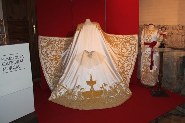 El Museo de la Catedral expone un nuevo manto regalado a la Fuensanta por su Corte de Honor - 1, Foto 1