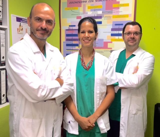 Los doctores Andrés Serrano, Esther Estrella y Juan Egea conforman el equipo de la Unidad de Digestivo de Hospital La Vega, Foto 1