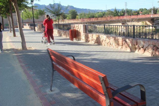 La avenida Ronda Poniente Juan Pablo II estrena bancos y papeleras - 1, Foto 1