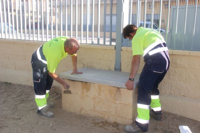 La avenida Ronda Poniente Juan Pablo II estrena bancos y papeleras - 2, Foto 2